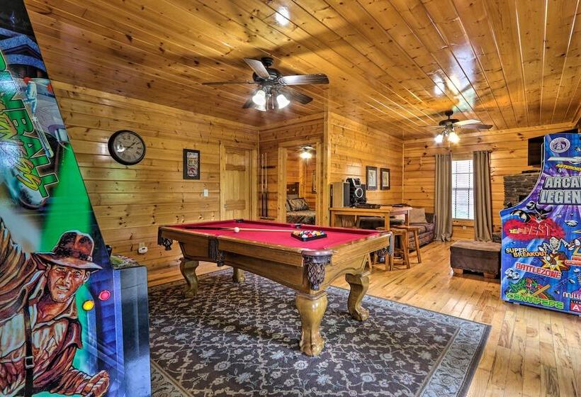 Sevierville Cabin W/ Games, Hot Tub & 4 King Beds!
