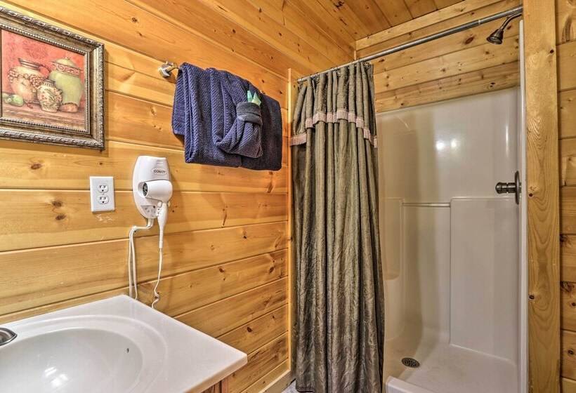 Sevierville Cabin W/ Games, Hot Tub & 4 King Beds!