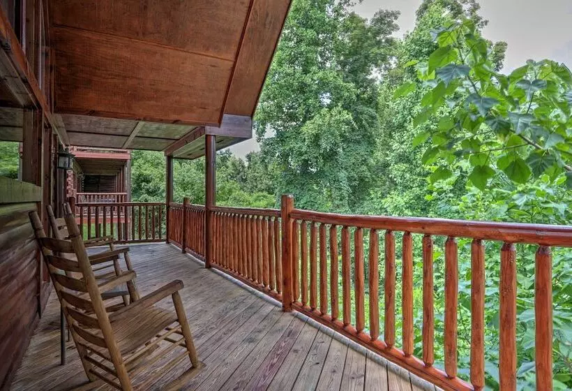 Sevierville Cabin W/ Games, Hot Tub & 4 King Beds!
