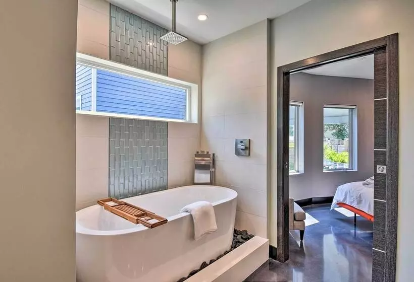 Southern Shores Retreat W/ Expansive Outdoor Space