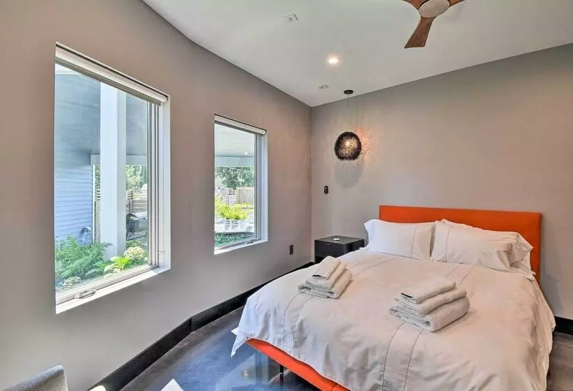 Southern Shores Retreat W/ Expansive Outdoor Space