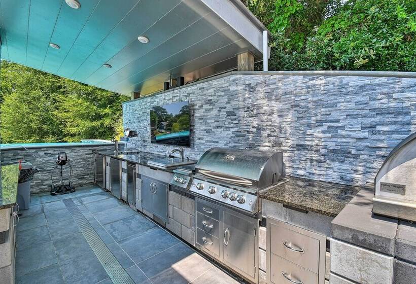 Southern Shores Retreat W/ Expansive Outdoor Space