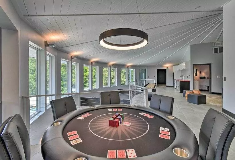 Southern Shores Retreat W/ Expansive Outdoor Space