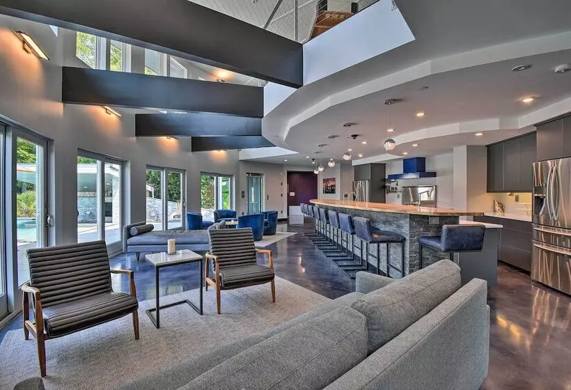 Southern Shores Retreat W/ Expansive Outdoor Space