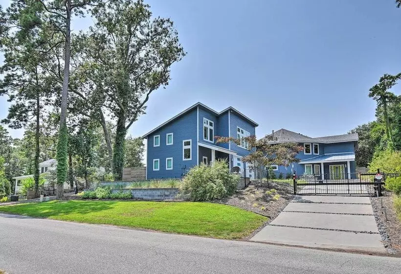 Southern Shores Retreat W/ Expansive Outdoor Space