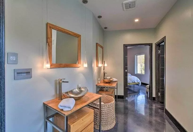 Southern Shores Retreat W/ Expansive Outdoor Space