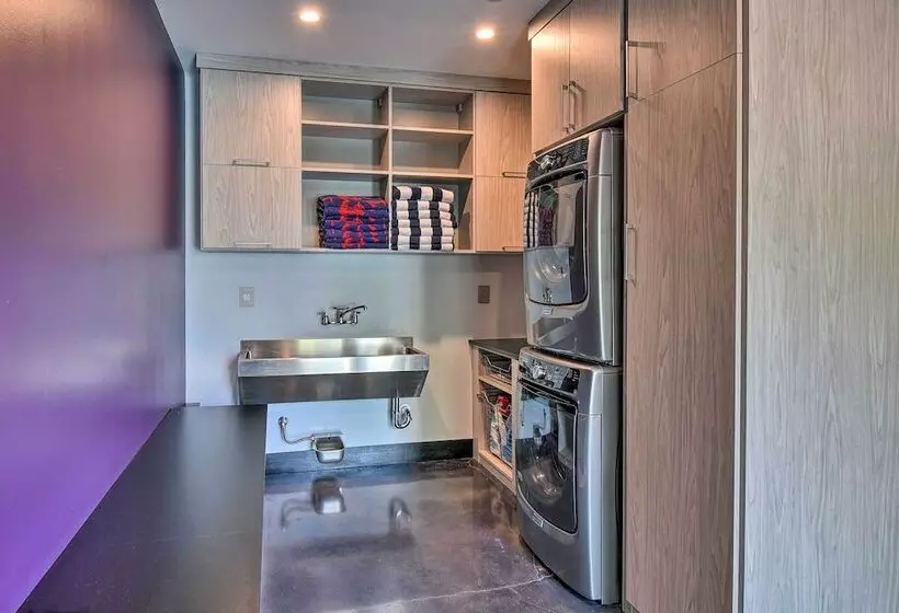 Southern Shores Retreat W/ Expansive Outdoor Space