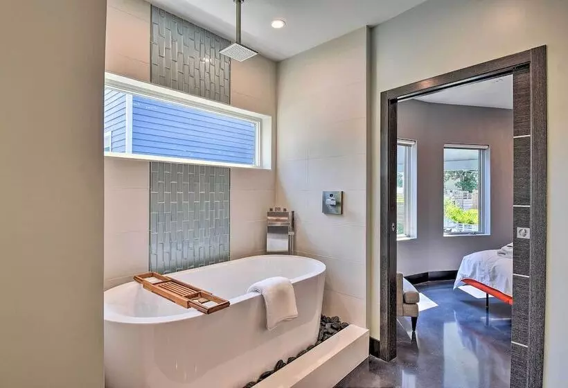 Southern Shores Retreat W/ Expansive Outdoor Space