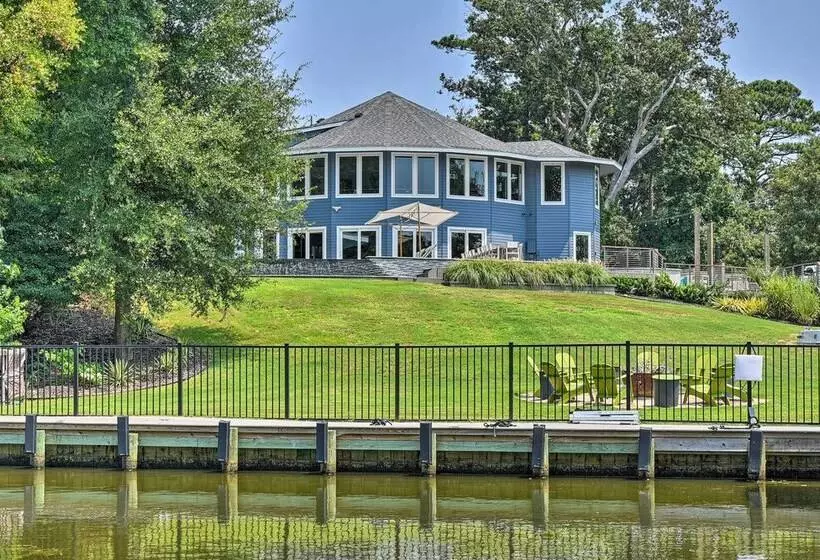 Southern Shores Retreat W/ Expansive Outdoor Space