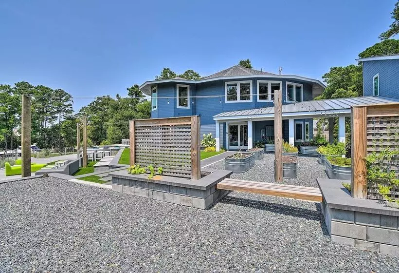 Southern Shores Retreat W/ Expansive Outdoor Space