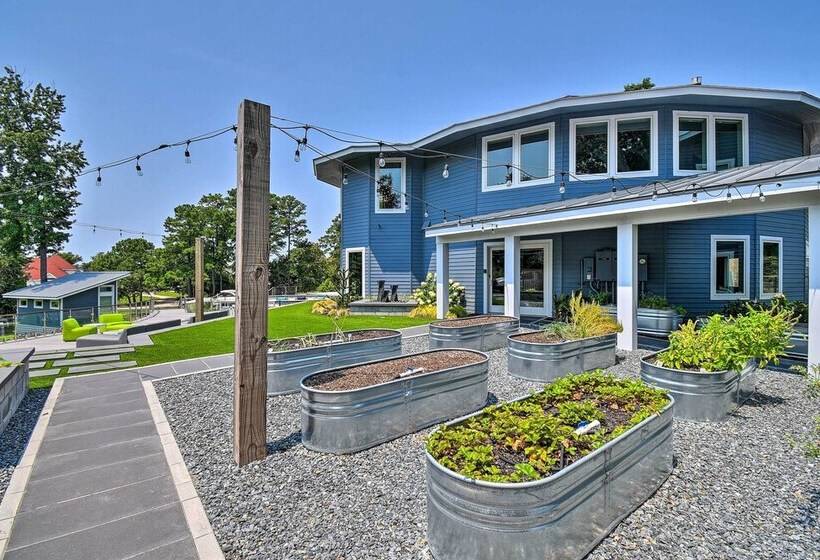 Southern Shores Retreat W/ Expansive Outdoor Space