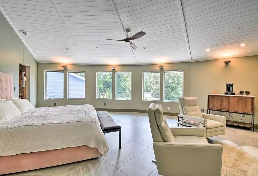 Southern Shores Retreat W/ Expansive Outdoor Space