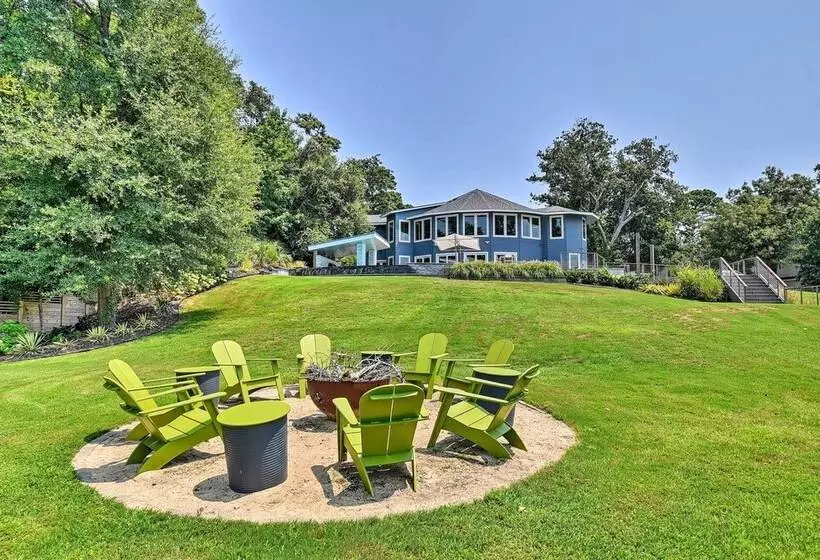 Southern Shores Retreat W/ Expansive Outdoor Space