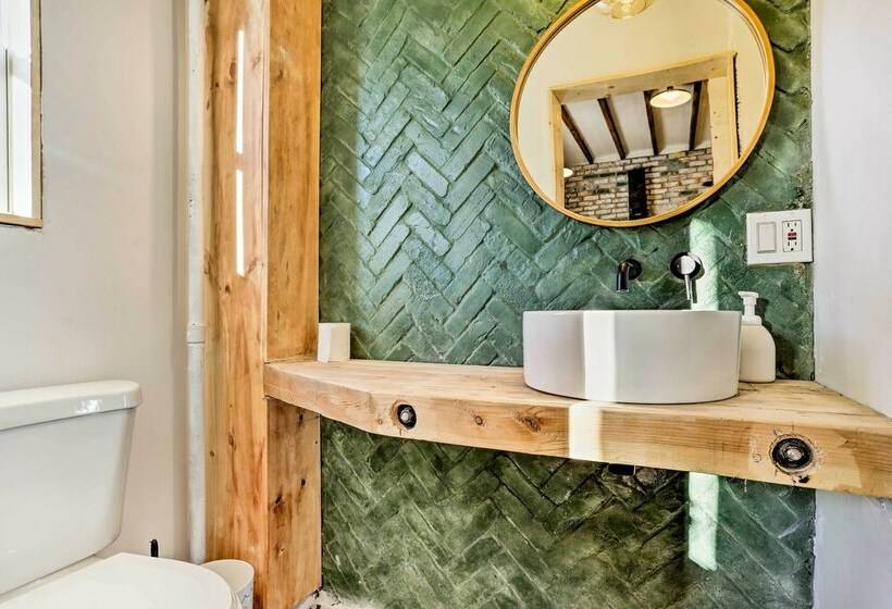 Stylish Newark Home W/ Deck < 14 Mi To Nyc!