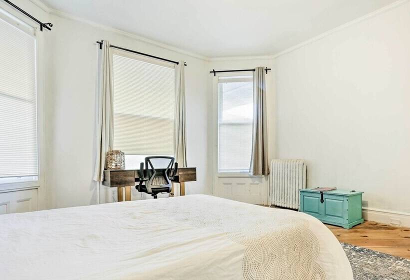 Stylish Newark Home W/ Deck < 14 Mi To Nyc!