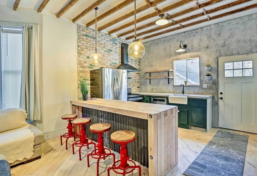 Stylish Newark Home W/ Deck < 14 Mi To Nyc!