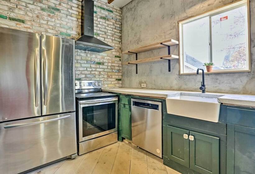 Stylish Newark Home W/ Deck < 14 Mi To Nyc!