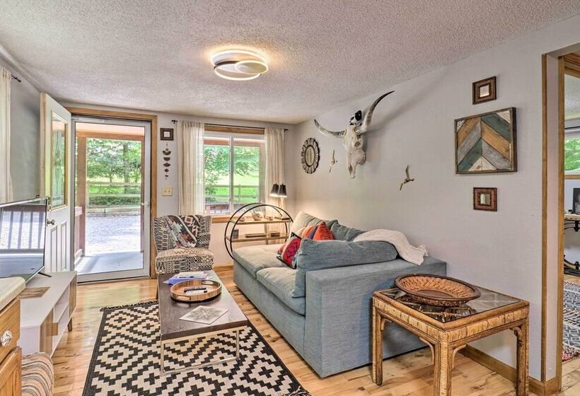 Vintage Creekside Cottage W/ Hot Tub & Grill!