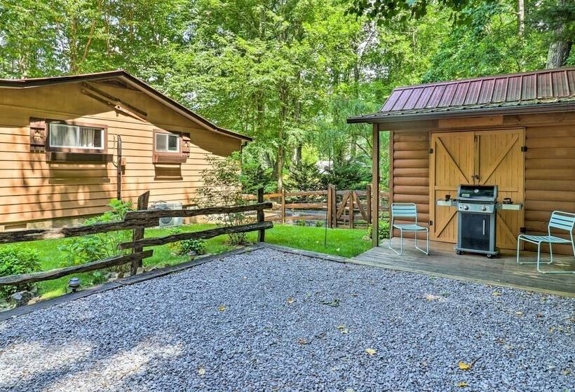 Vintage Creekside Cottage W/ Hot Tub & Grill!