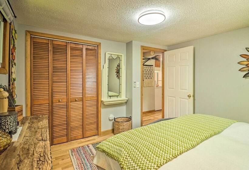 Vintage Creekside Cottage W/ Hot Tub & Grill!