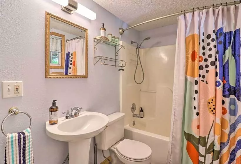 Vintage Creekside Cottage W/ Hot Tub & Grill!