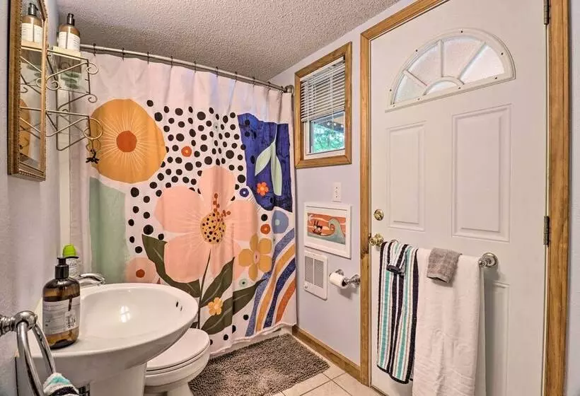 Vintage Creekside Cottage W/ Hot Tub & Grill!