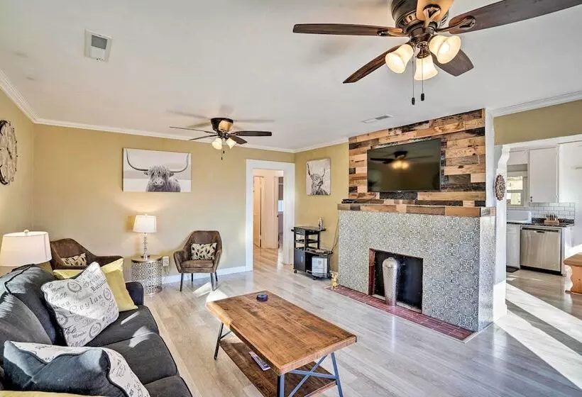 Waterfront Cottage W/ Private Pool & Lake View!