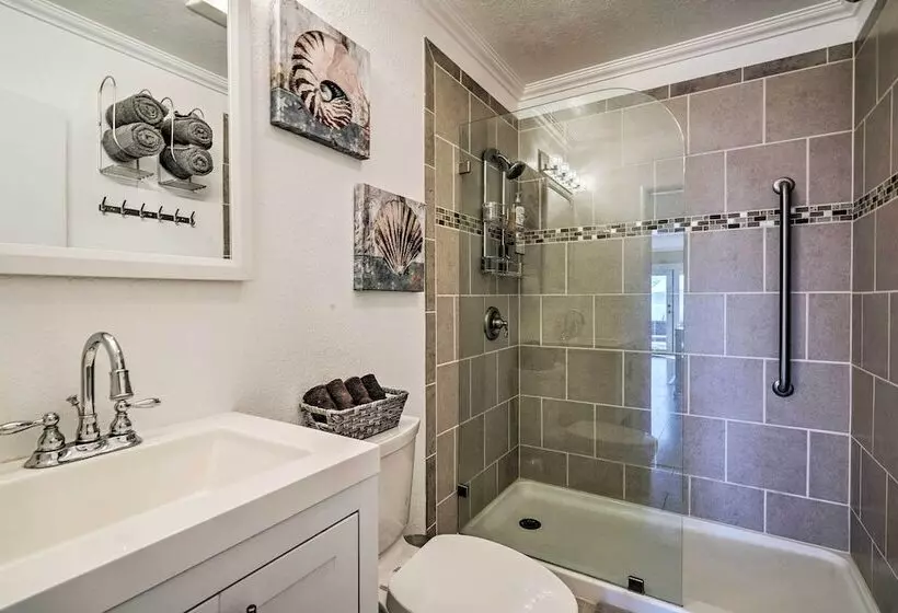 Waterfront Cottage W/ Private Pool & Lake View!