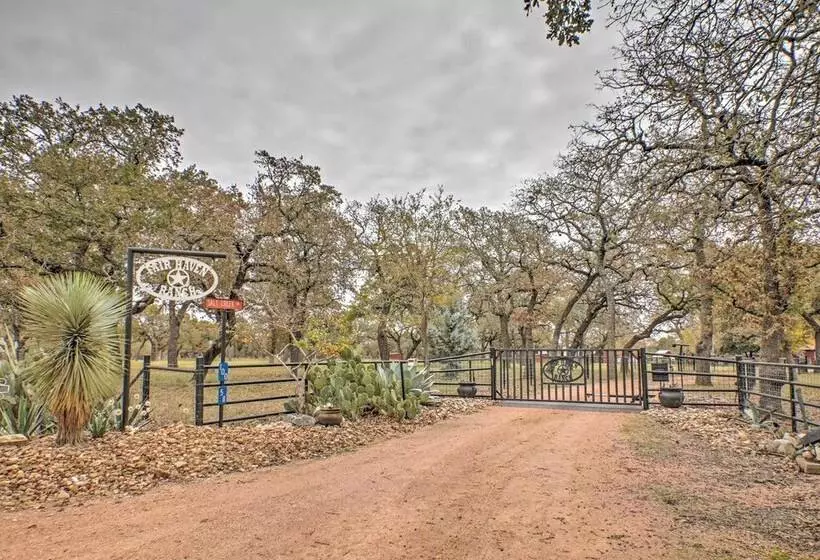 August Schmidt  Fredericksburg Cottage W/ Hot Tub