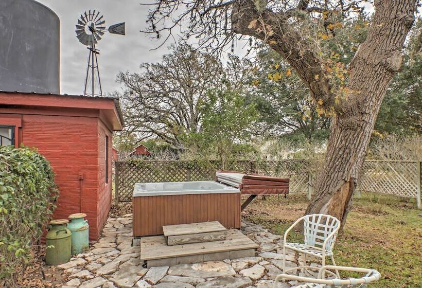 August Schmidt Fredericksburg Cottage W/ Hot Tub