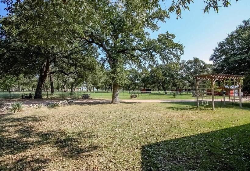 August Schmidt Fredericksburg Cottage W/ Hot Tub
