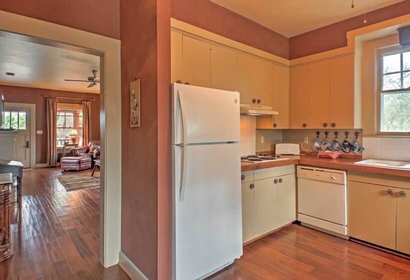 August Schmidt Fredericksburg Cottage W/ Hot Tub