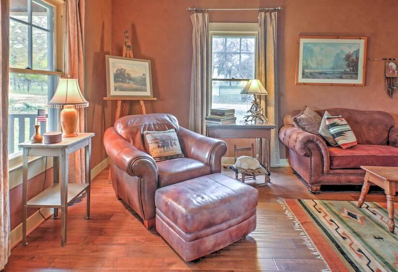 August Schmidt Fredericksburg Cottage W/ Hot Tub