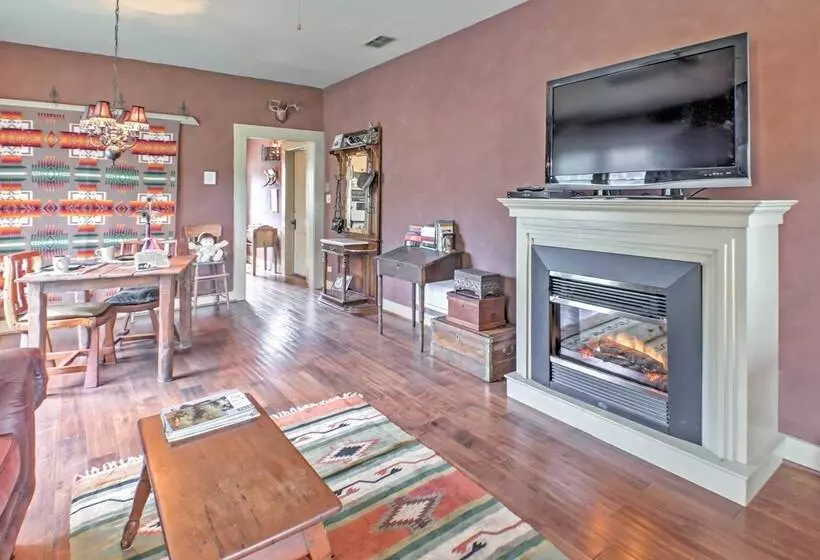 August Schmidt  Fredericksburg Cottage W/ Hot Tub