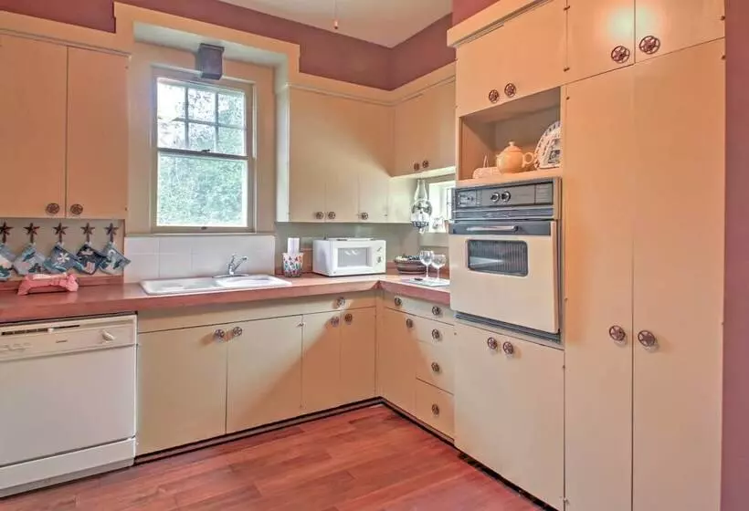 August Schmidt  Fredericksburg Cottage W/ Hot Tub