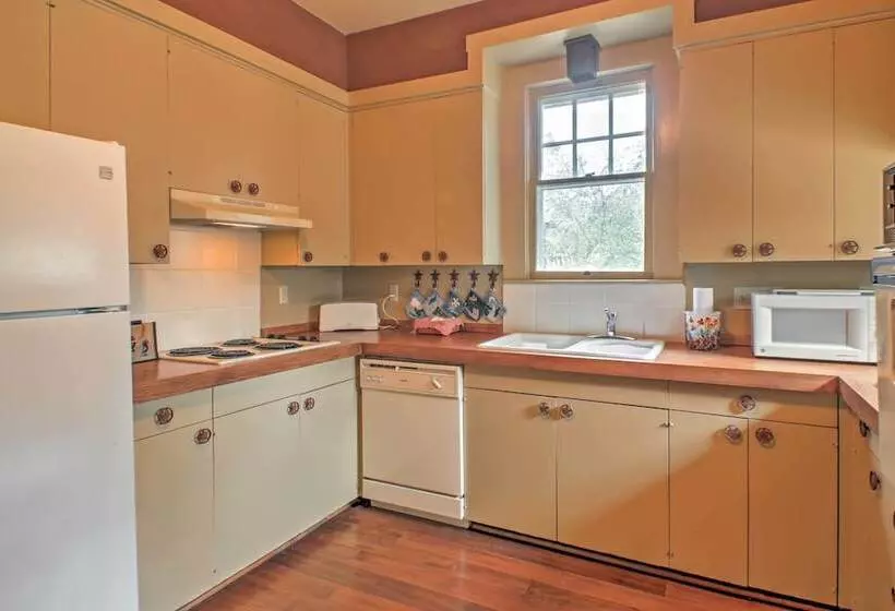 August Schmidt  Fredericksburg Cottage W/ Hot Tub