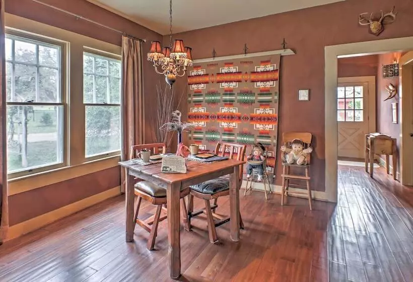 August Schmidt  Fredericksburg Cottage W/ Hot Tub