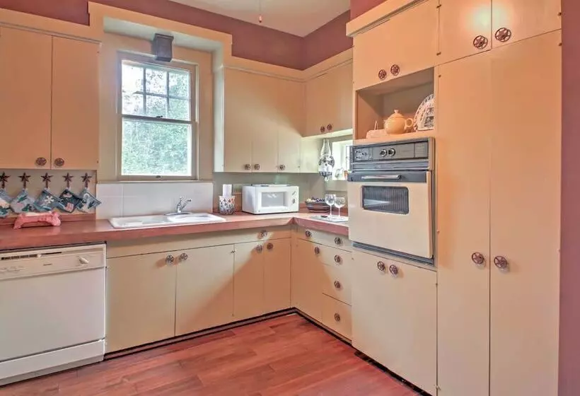 August Schmidt  Fredericksburg Cottage W/ Hot Tub