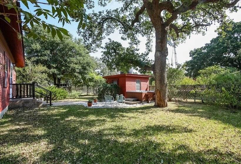 August Schmidt Fredericksburg Cottage W/ Hot Tub