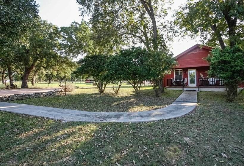 August Schmidt Fredericksburg Cottage W/ Hot Tub