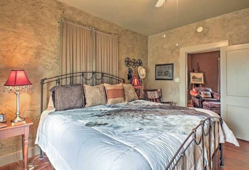 August Schmidt Fredericksburg Cottage W/ Hot Tub