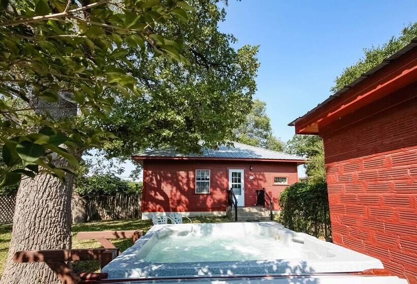 August Schmidt Fredericksburg Cottage W/ Hot Tub