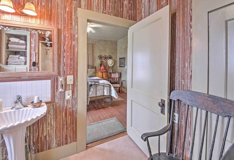 August Schmidt Fredericksburg Cottage W/ Hot Tub