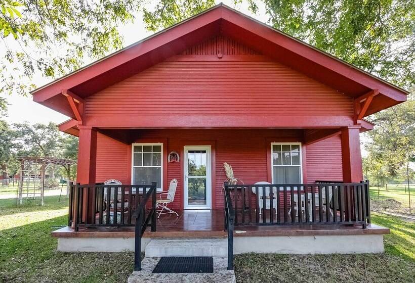 August Schmidt Fredericksburg Cottage W/ Hot Tub