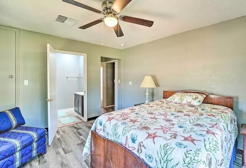 Centrally Located Lawton Home: Dogs Welcome!