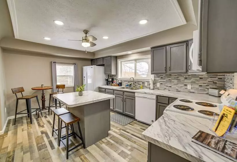 Charming Curtis House: Large Deck W/ Lake View!