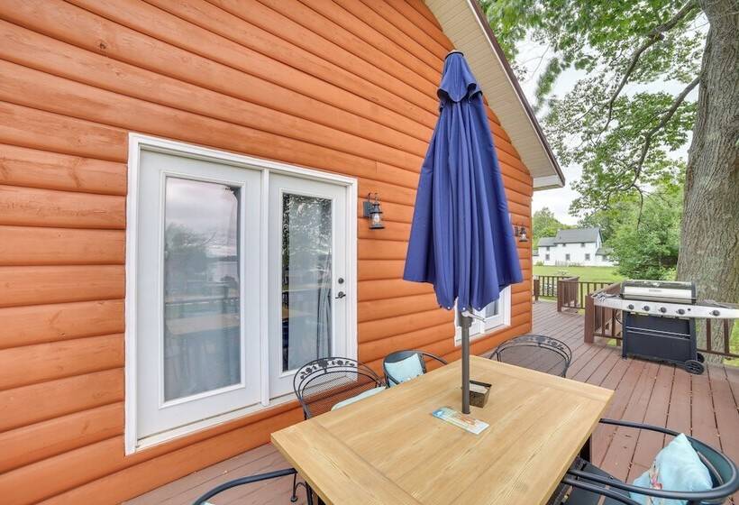 Charming Curtis House: Large Deck W/ Lake View!