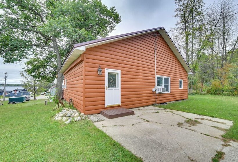 Charming Curtis House: Large Deck W/ Lake View!