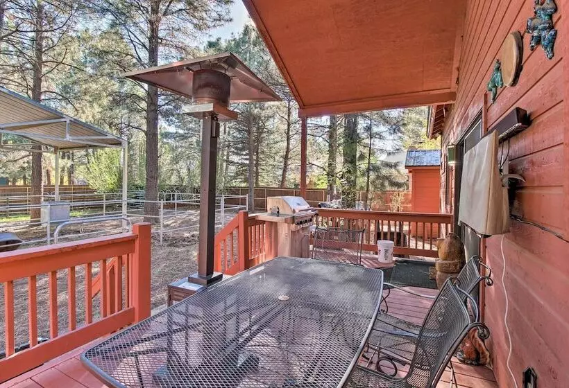 Scenic Deck + Horse Corral: Pinetop Lakeside Cabin