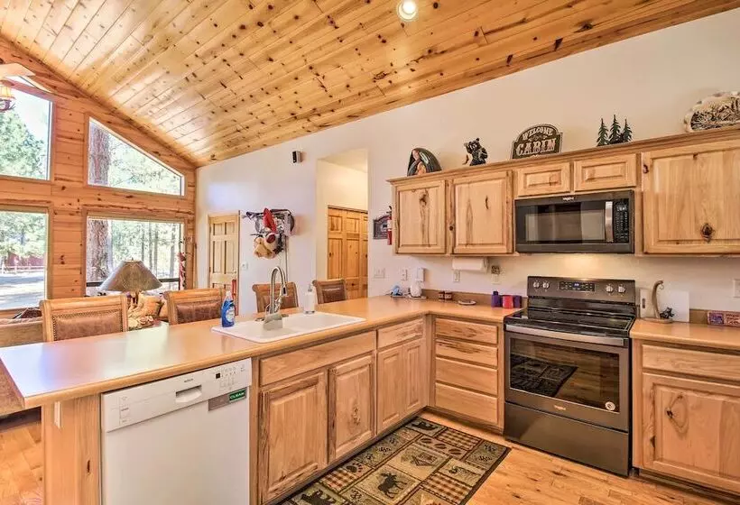 Scenic Deck + Horse Corral: Pinetop Lakeside Cabin